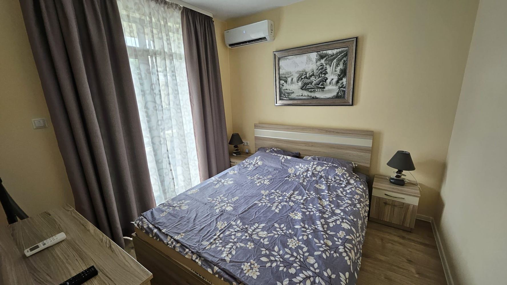 Przytulne mieszkanie z jedną sypialnią w Pomorie z niską opłatą za utrzymanie i widokiem na zielony dziedziniec
