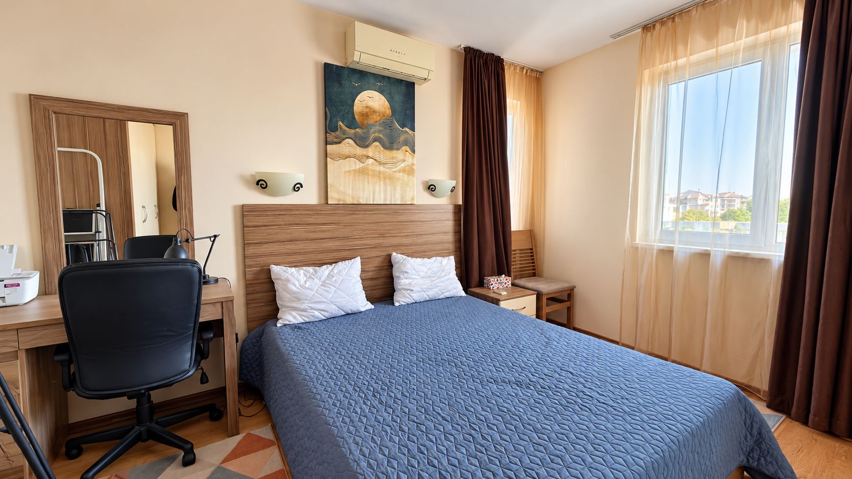 Przytulny, niewielki apartament z jedną sypialnią w kompleksie z basenem i całodobową ochroną