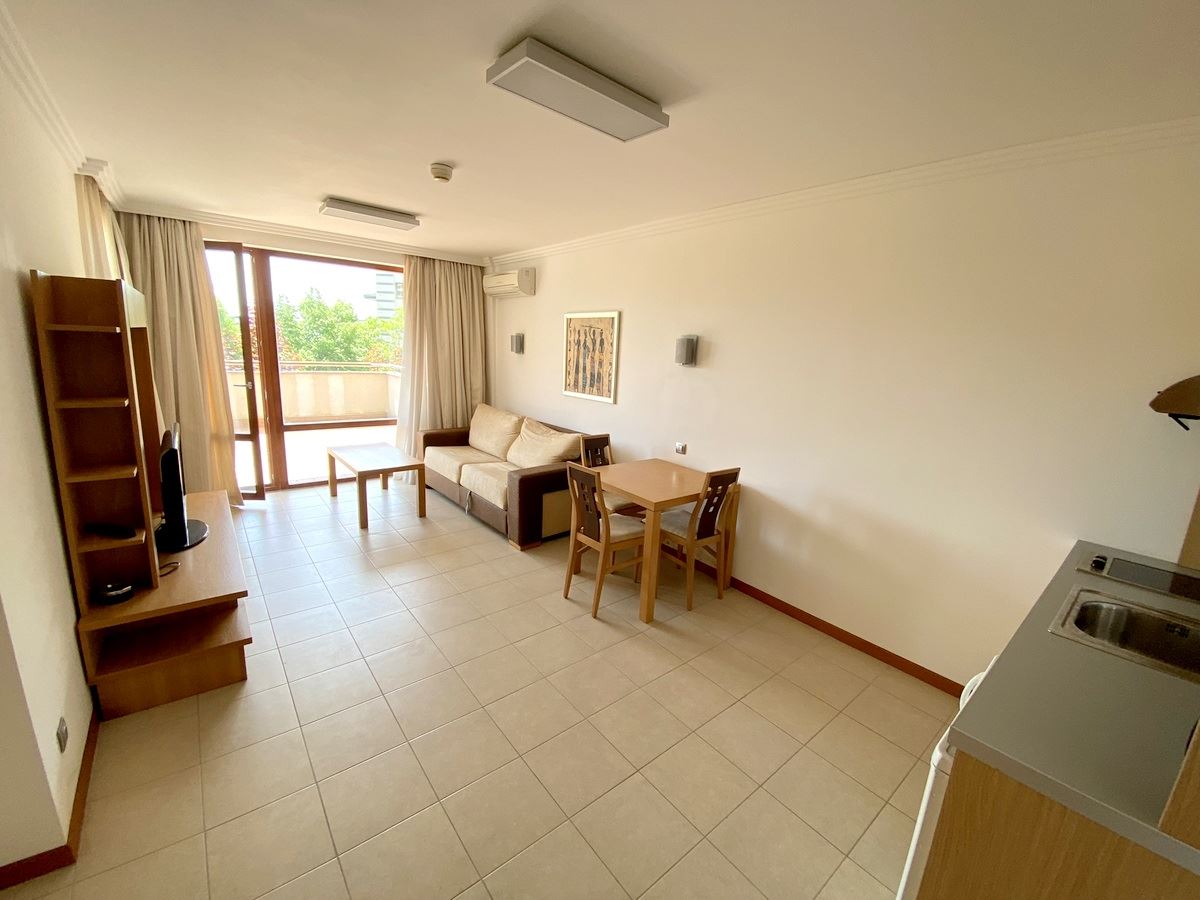 Mieszkanie dwupokojowe (z jedną sypialnią) w pierwszej linii morza w Ravda – luksus, natura i widok na basen