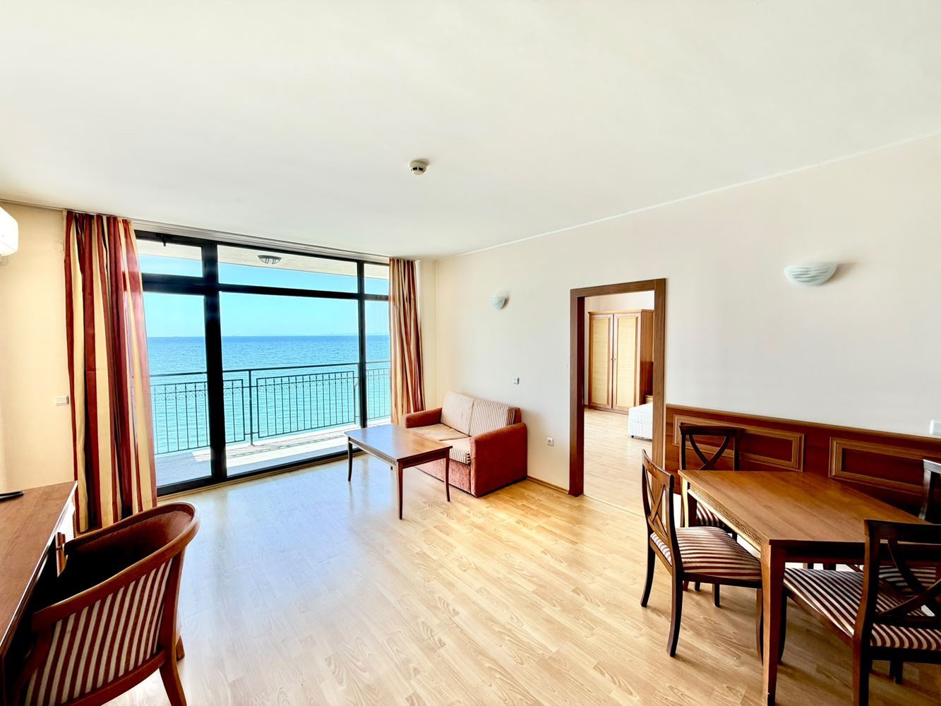 Apartament z jedną sypialnią z panoramicznym widokiem na morze w pierwszej linii brzegowej w Świętym Własie
