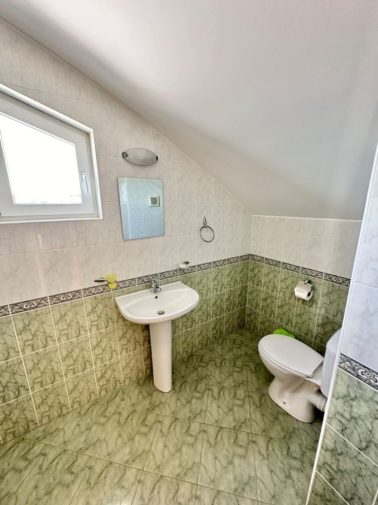 Pierwsza linia brzegowa w Sveti Vlas – imponujący apartament dwupoziomowy z trzema sypialniami, panoramicznym widokiem i ogromnym tarasem