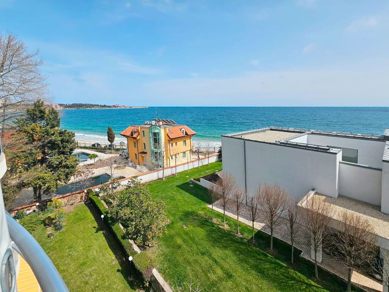 Luksusowy apartament trzypokojowy z widokiem na morze na pierwszej linii w Rawdzie – 114 m², dwa tarasy i pełen komfort