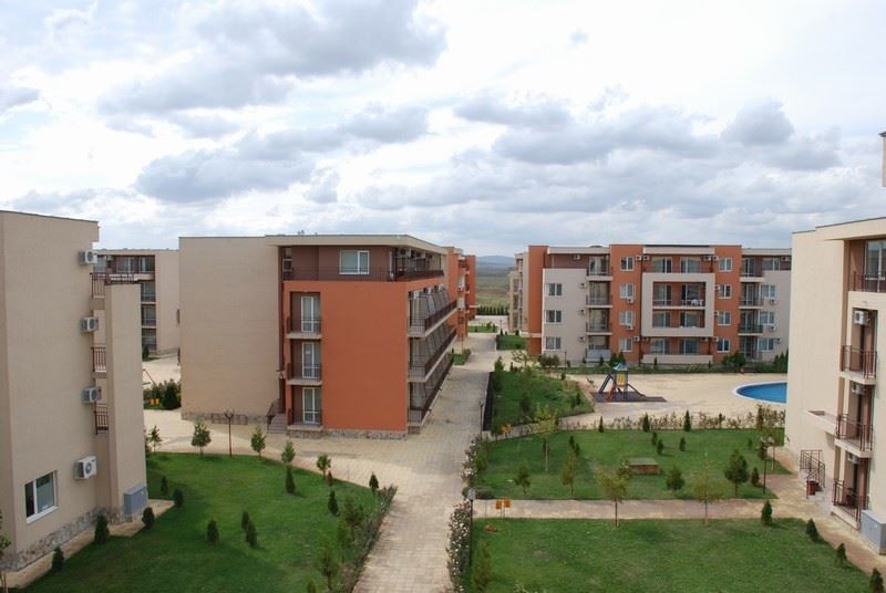 W pełni umeblowane mieszkanie z jedną sypialnią na najwyższym piętrze w Sunny Beach – widok na basen i luksusowa atmosfera