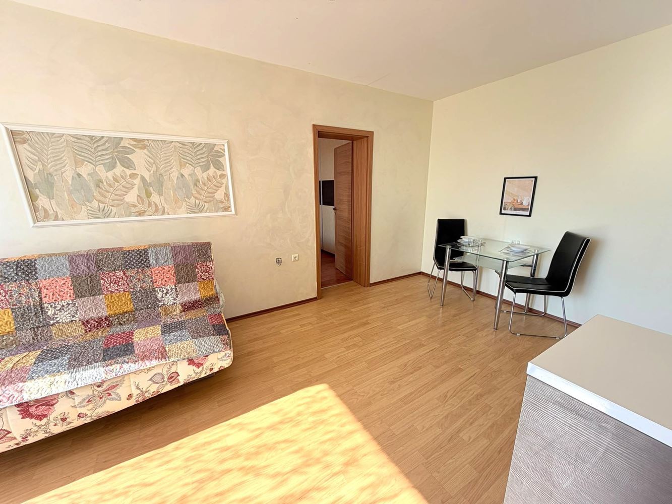 Jasny i ciepły apartament z jedną sypialnią w pobliżu Aquaparku w Słonecznym Brzegu – doskonała inwestycja na wynajem