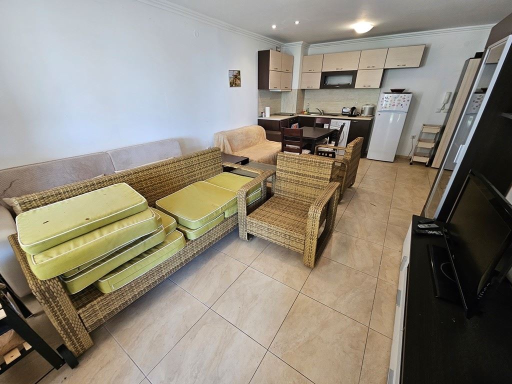 Luksus na pierwszej linii – stylowe mieszkanie z werandą, prywatnym ogrodem i widokiem na morze w Świętym Własie