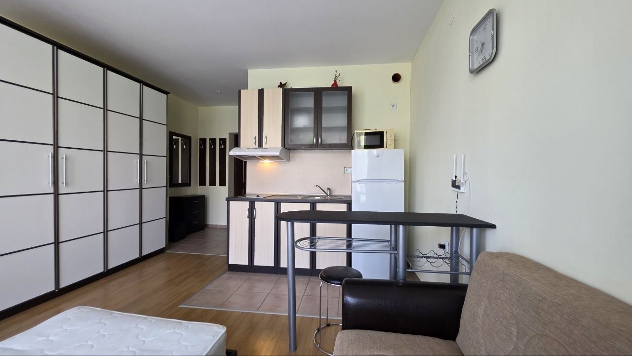 Praktyczne i przytulne studio w Słonecznym Brzegu – komfort i spokój z widokiem na basen