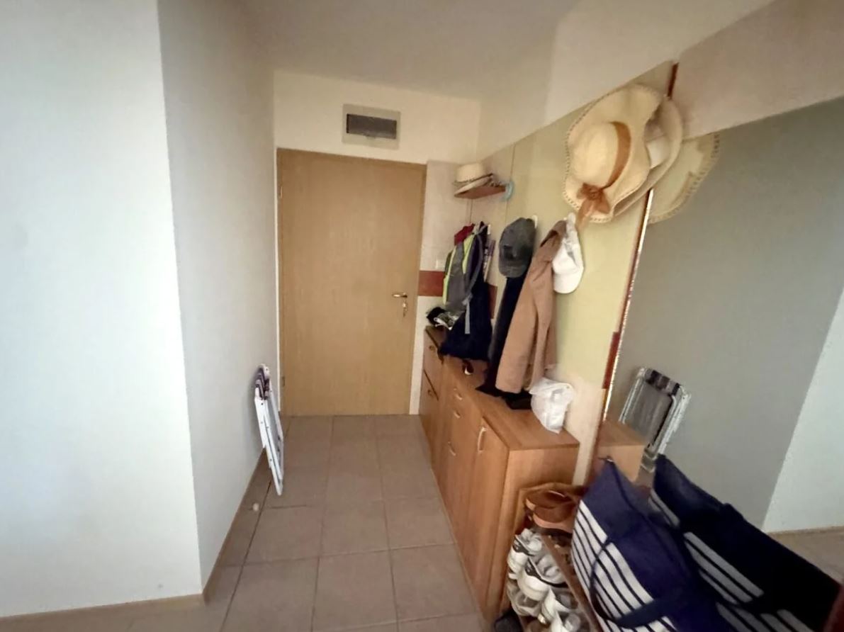 Apartament z dwiema sypialniami na pierwszej linii brzegowej w Rawdzie – panoramiczny widok na morze i prestiżowa lokalizacja