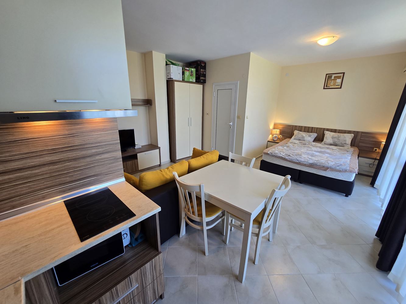 Słoneczny Brzeg – przestronne studio z doskonałym potencjałem do przebudowy na mały apartament z jedną sypialnią