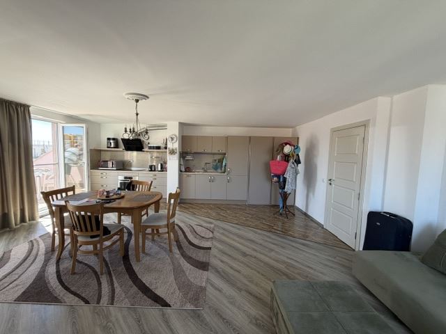 Przestronny apartament z jedną sypialnią i widokiem na morze w samym sercu Sarafowa z możliwością przebudowy na apartament z dwiema sypialniami