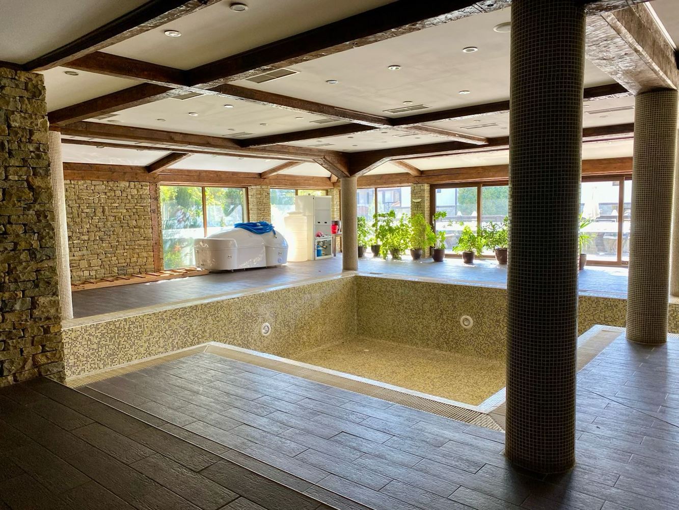 Przestronne w pełni umeblowane studio z widokiem na basen w Słonecznym Brzegu – komfort, spokój i doskonała inwestycja