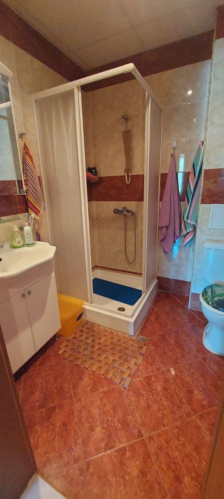 Przestronny apartament z dwiema sypialniami i widokiem na morze w pierwszej linii brzegowej – gotowy do zamieszkania