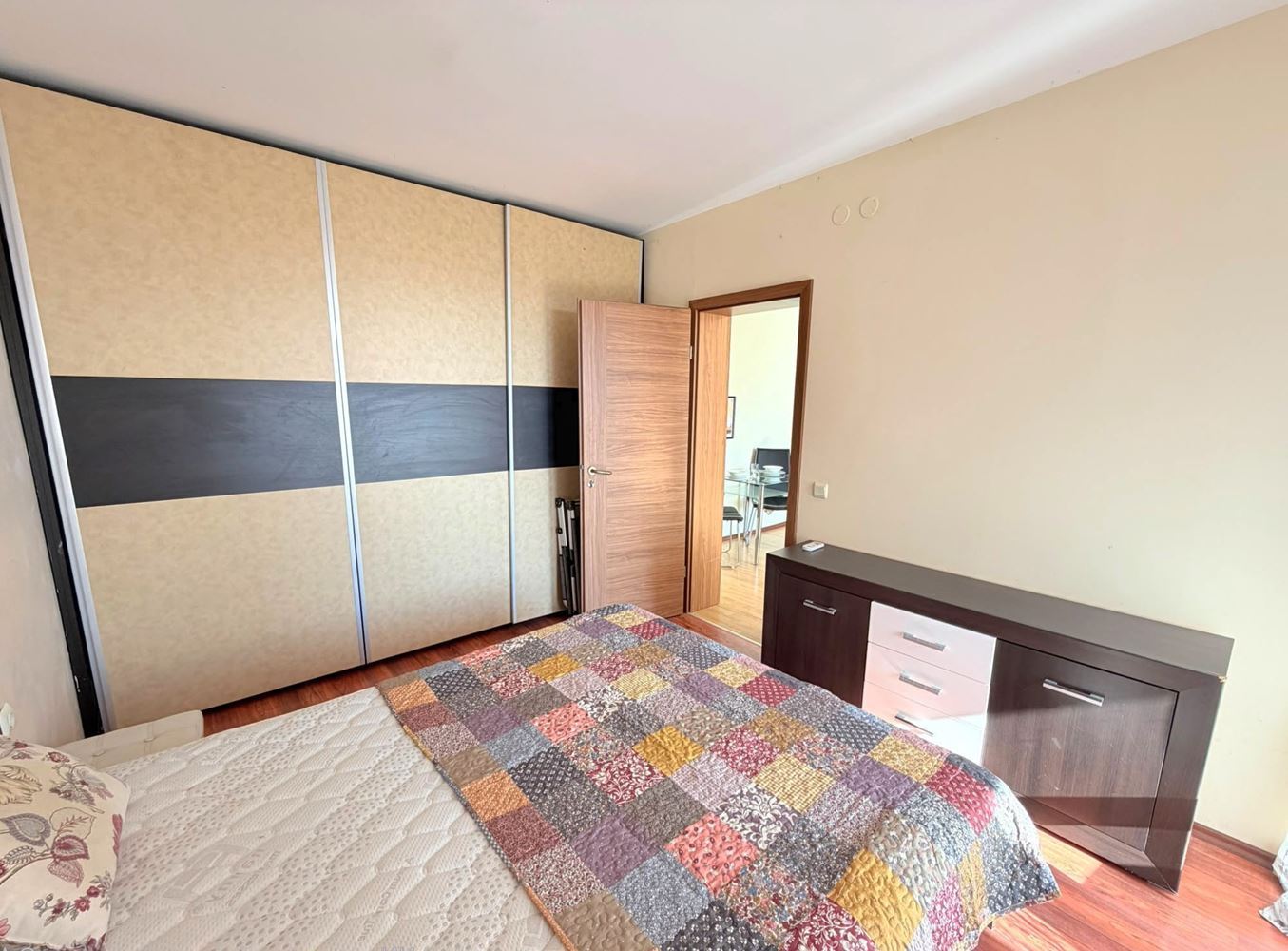 Jasny i ciepły apartament z jedną sypialnią w pobliżu Aquaparku w Słonecznym Brzegu – doskonała inwestycja na wynajem