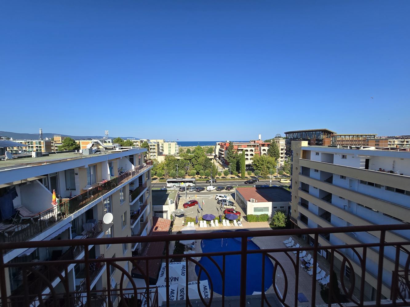 Dwupoziomowy apartament z pięknym widokiem na morze w Słonecznym Brzegu – doskonała lokalizacja zaledwie 200 metrów od plaży