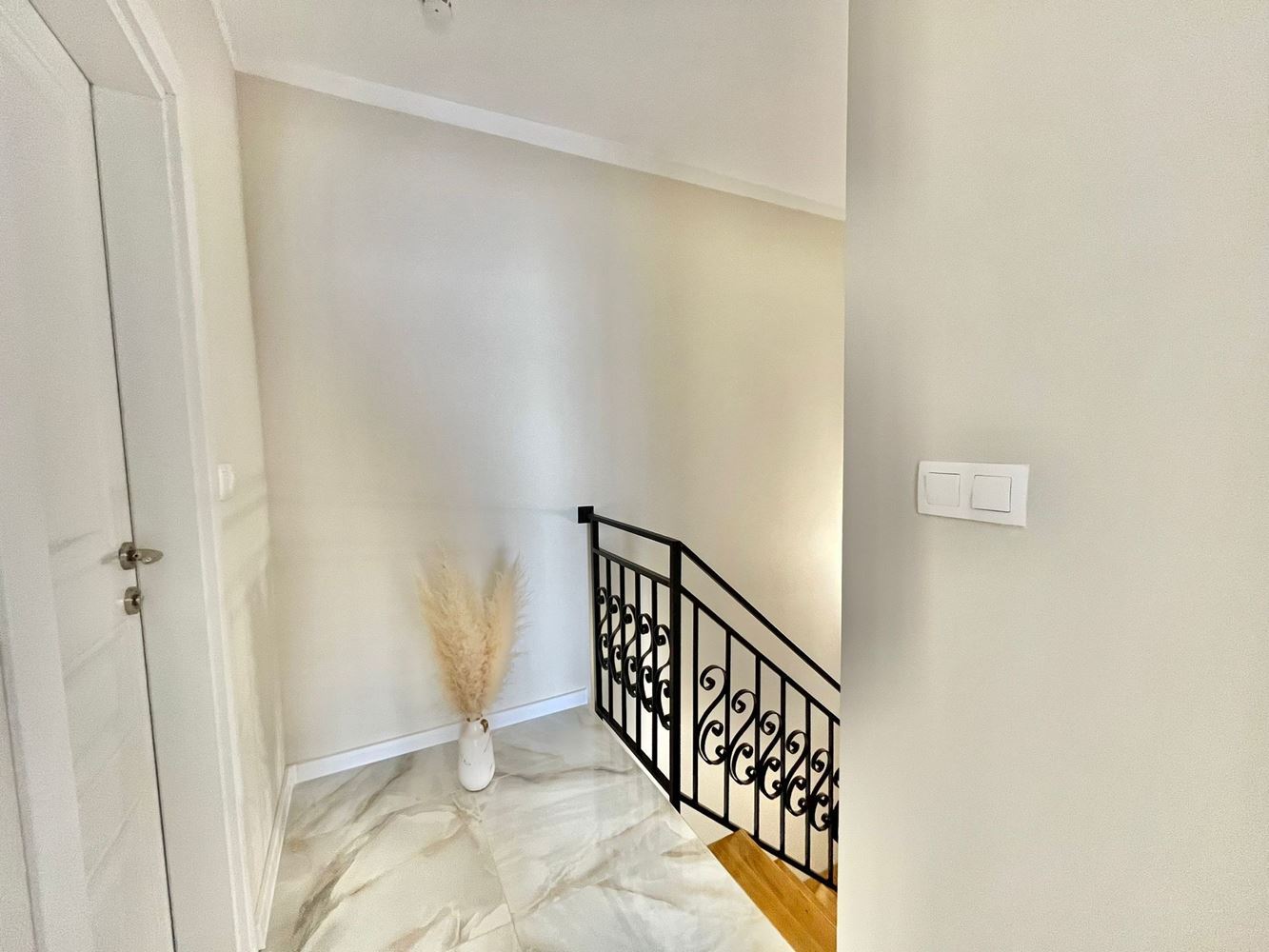 Luksusowy apartament z dwiema sypialniami na dwóch poziomach w sercu Rawdy – nowe budownictwo z basenem i komfortem premium