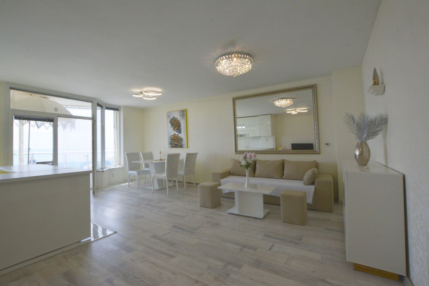 Luksusowy apartament trzypokojowy z widokiem na morze na pierwszej linii w Rawdzie – 114 m², dwa tarasy i pełen komfort