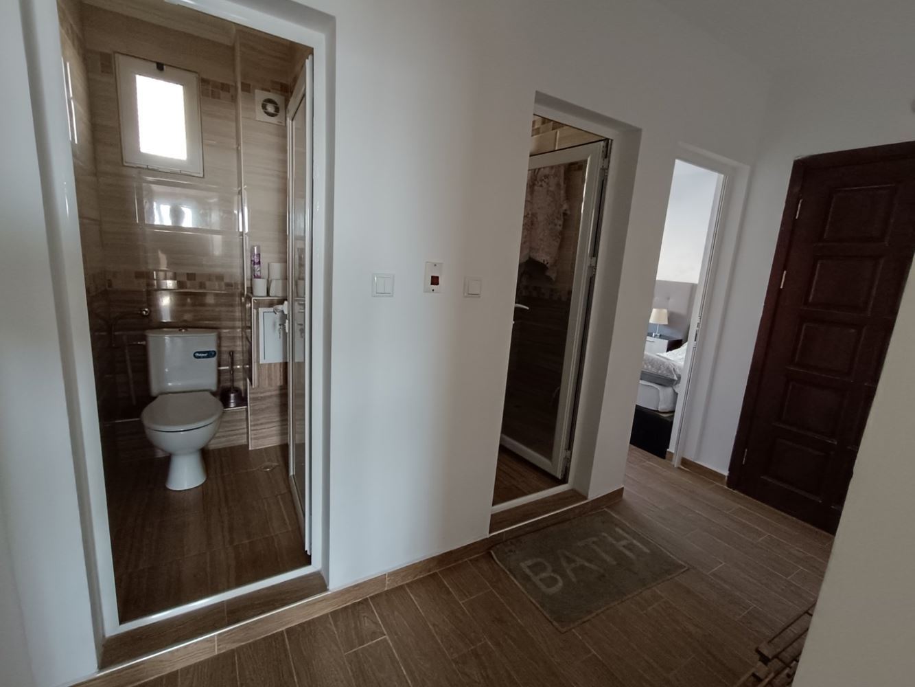 Apartament z dwiema sypialniami i widokiem na morze bez opłaty eksploatacyjnej w Swetim Własie