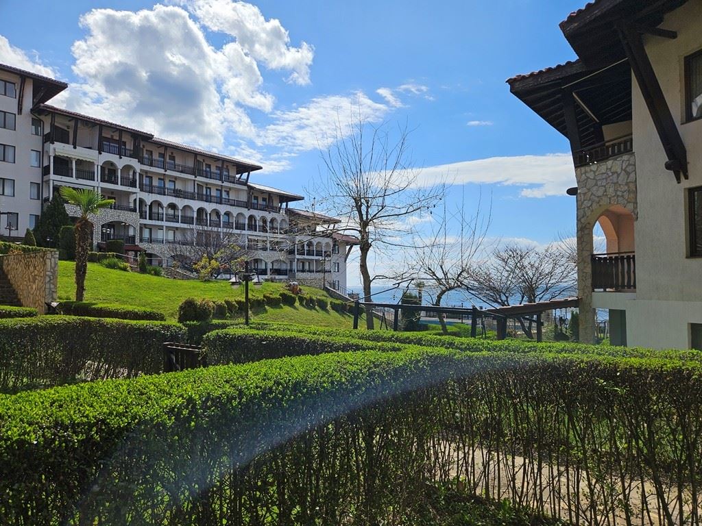 Luksus na pierwszej linii – stylowe mieszkanie z werandą, prywatnym ogrodem i widokiem na morze w Świętym Własie