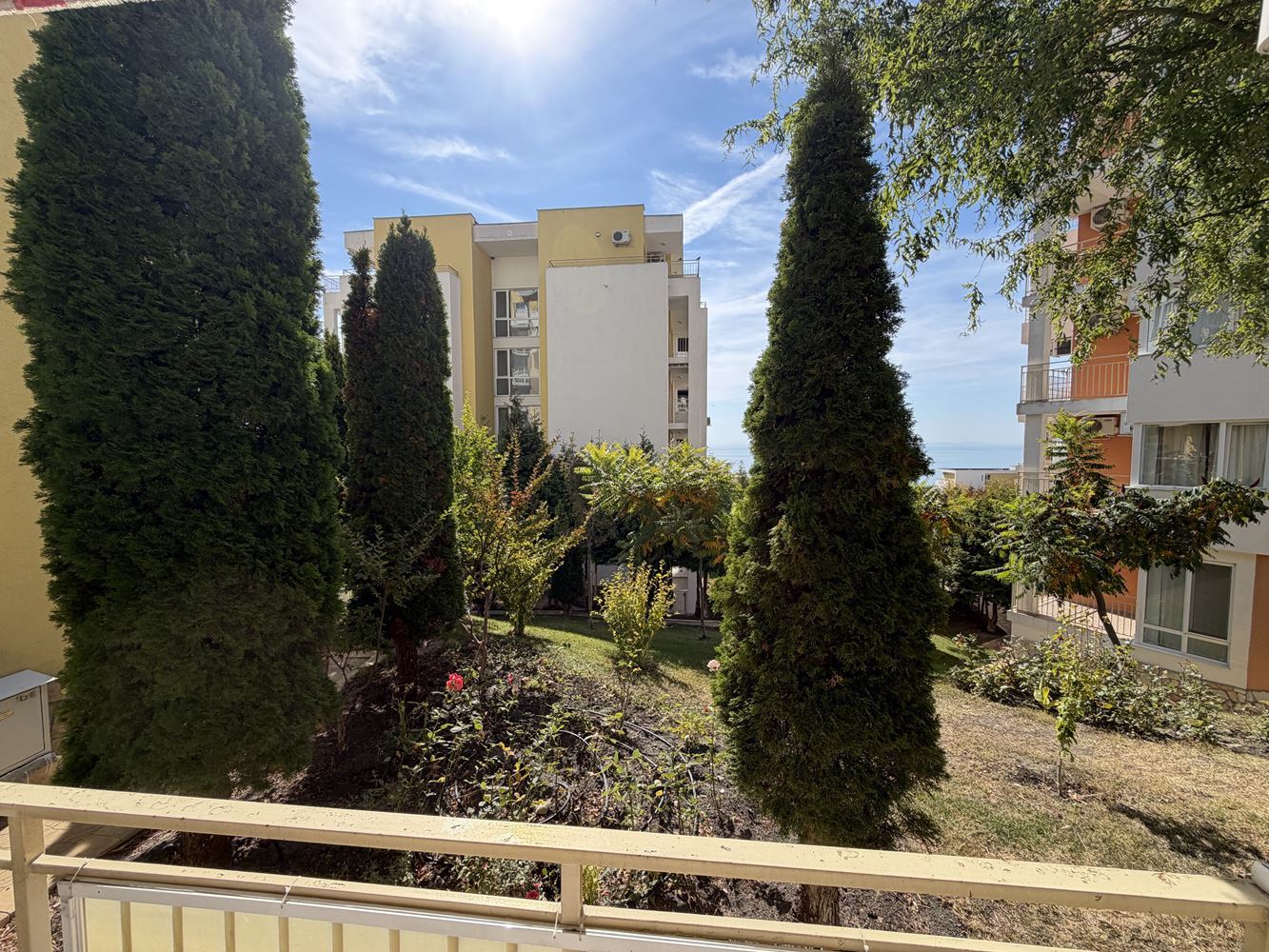 Apartament z jedną sypialnią, przestronnym tarasem i widokiem na morze w Sveti Vlas – 300 metrów od plaży