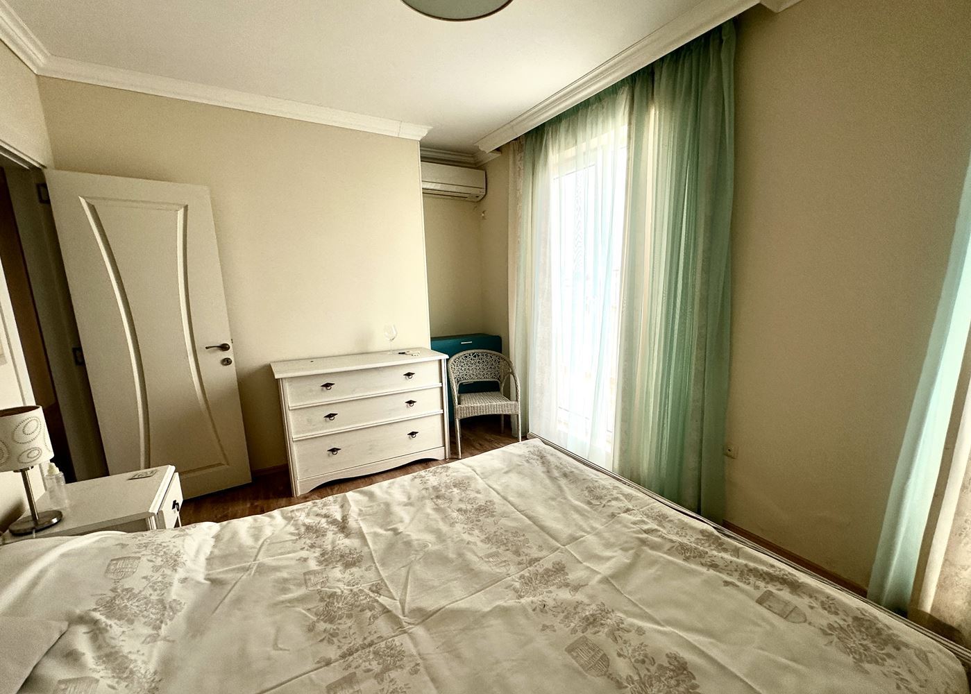 Przestronny apartament z dwiema sypialniami i widokiem na morze w Rawdzie