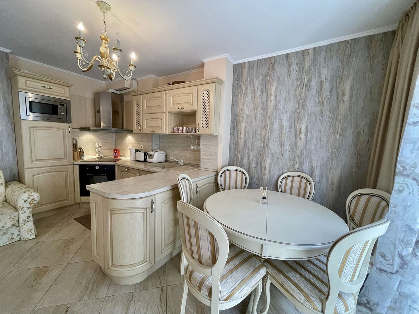 Luksusowy maisonette z ogrodem w elitarnym kompleksie – komfort i relaks blisko morza