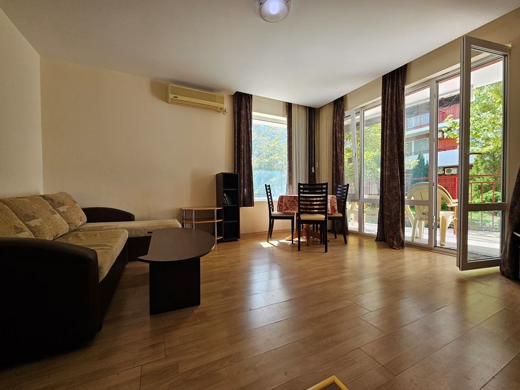 Apartament z jedną sypialnią na pierwszej linii morza w strzeżonym kompleksie w Elenite