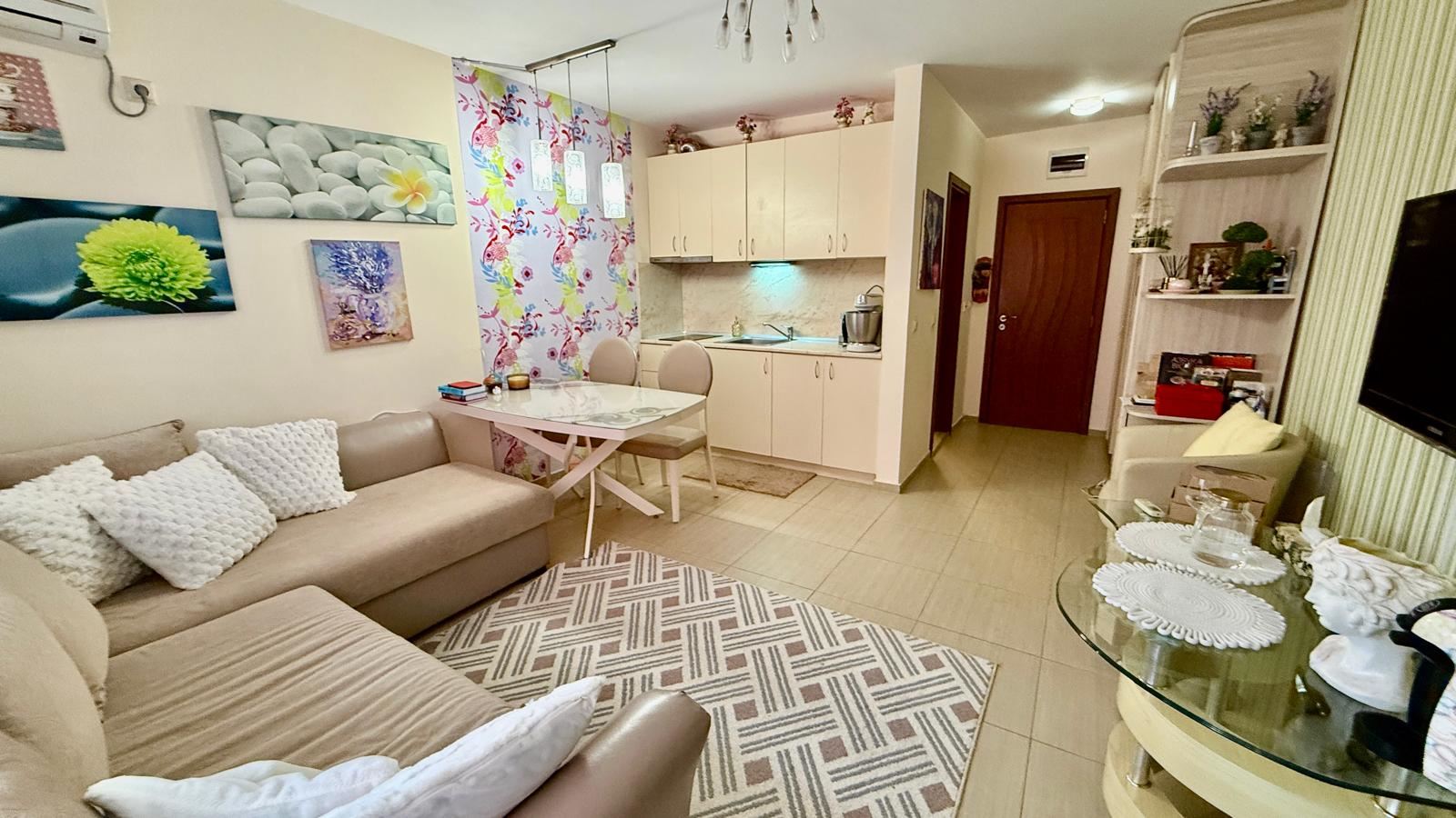 Apartament z dwiema sypialniami w pierwszej linii brzegowej w Nesebyrze – przestrzeń, dwie sypialnie i morze przed kompleksem