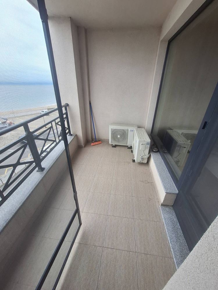 Mieszkanie dwupokojowe w pierwszej linii brzegowej z panoramicznym widokiem na morze i przestronnym tarasem