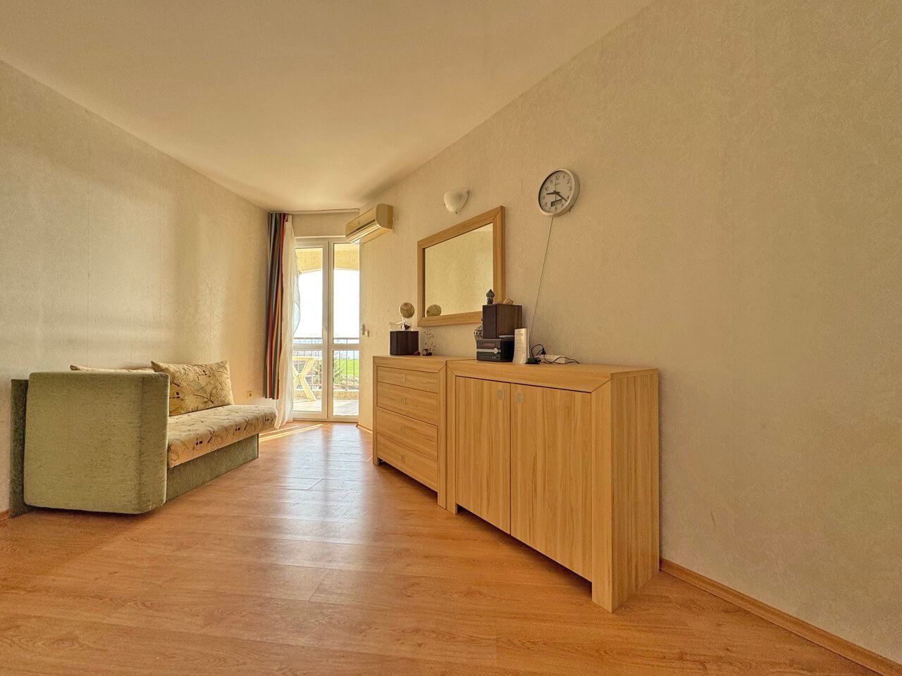 Apartament z jedną sypialnią z widokiem na morze w Rawdzie – komfort i spokój w zadbanym kompleksie