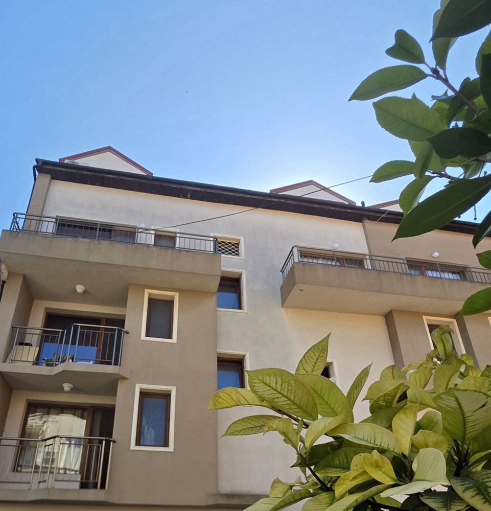 Dwupoziomowy apartament z widokiem na morze w Pomorie – bez opłaty za utrzymanie