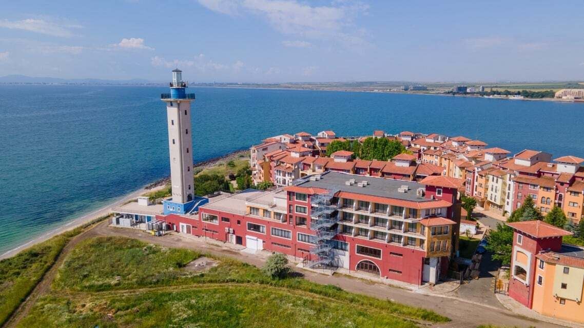 Pierwsza linia brzegowa w Aheloy – mieszkanie z jedną sypialnią, panoramicznym widokiem na morze, prywatnym ogródkiem i doskonałymi udogodnieniami