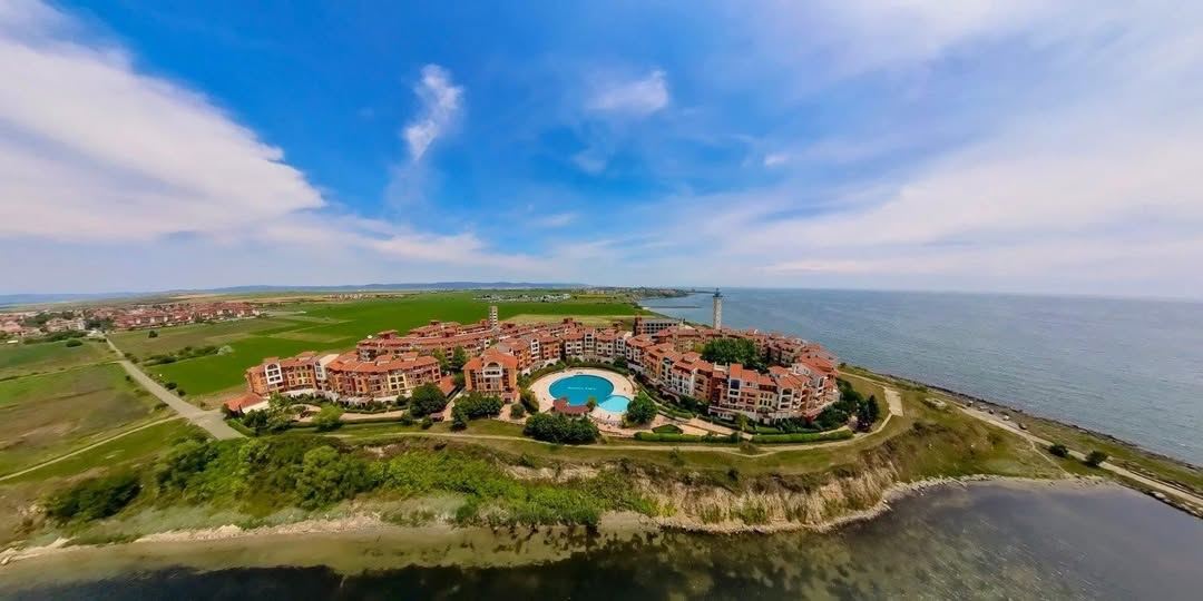 Dwupokojowy apartament na pierwszej linii z widokiem na morze w Aheloy