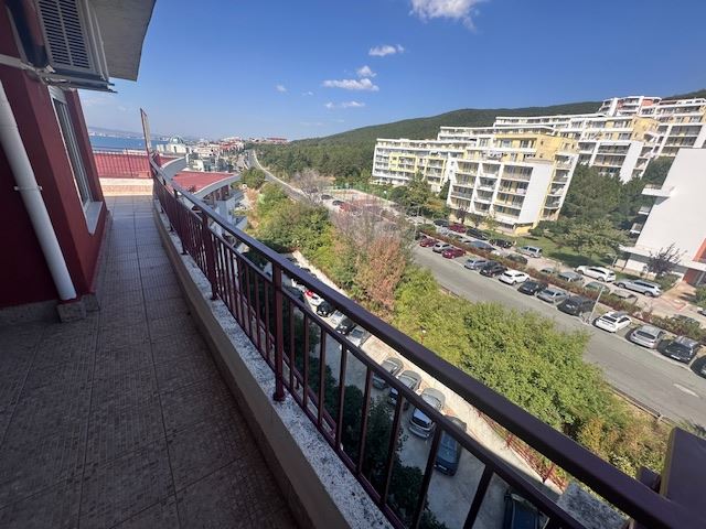 Penthouse z panoramicznym widokiem na morze i prywatnym dostępem do plaży w Sveti Vlas