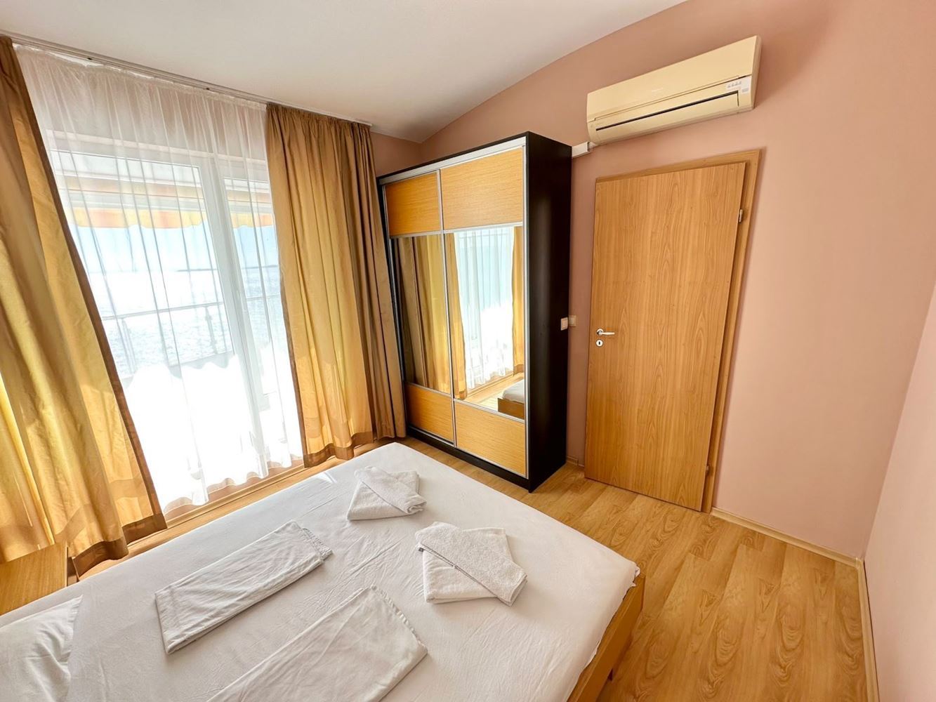 Pierwsza linia brzegowa w Sveti Vlas – imponujący apartament dwupoziomowy z trzema sypialniami, panoramicznym widokiem i ogromnym tarasem