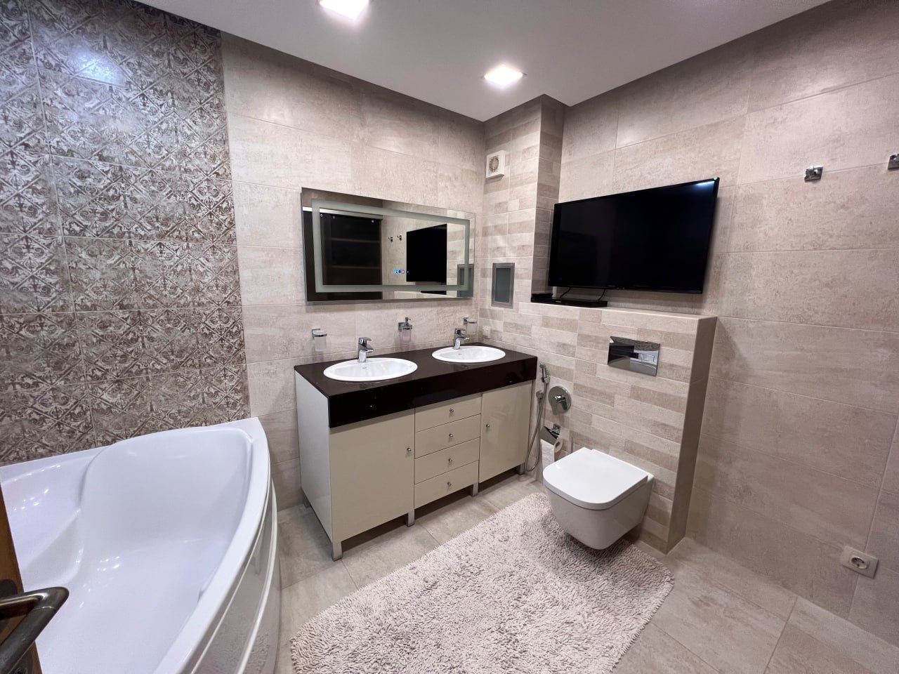 Przestronny apartament z trzema sypialniami i panoramicznym widokiem na morze, tylko 50 metrów od plaży – niska opłata za utrzymanie!