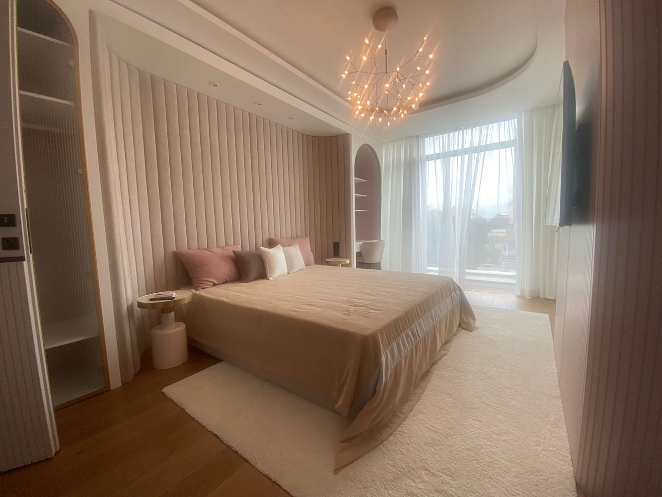 Elegancki i przestronny apartament trzypokojowy na pierwszej linii brzegowej w Nesebyrze – panoramiczny widok na morze i komfort premium